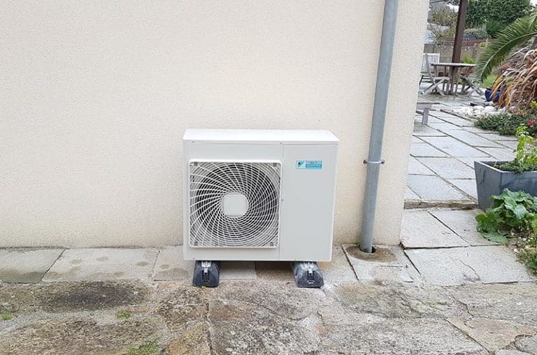 Pompe à chaleur / climatisation - installation extérieure dans le Morbihan