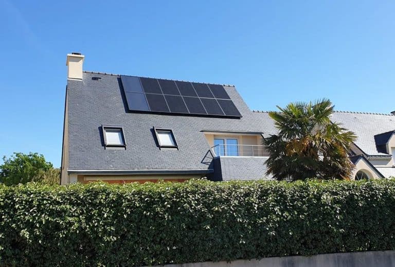 installation de Panneaux solaires sur le toit d'une maison dans le Morbihan